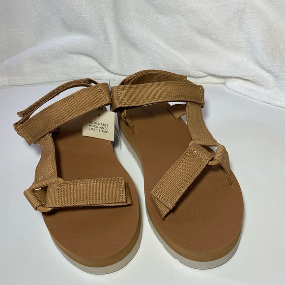 Universal Thread Holden Platform Sports Beige Adjustable Sandals - Picture 1 of 7